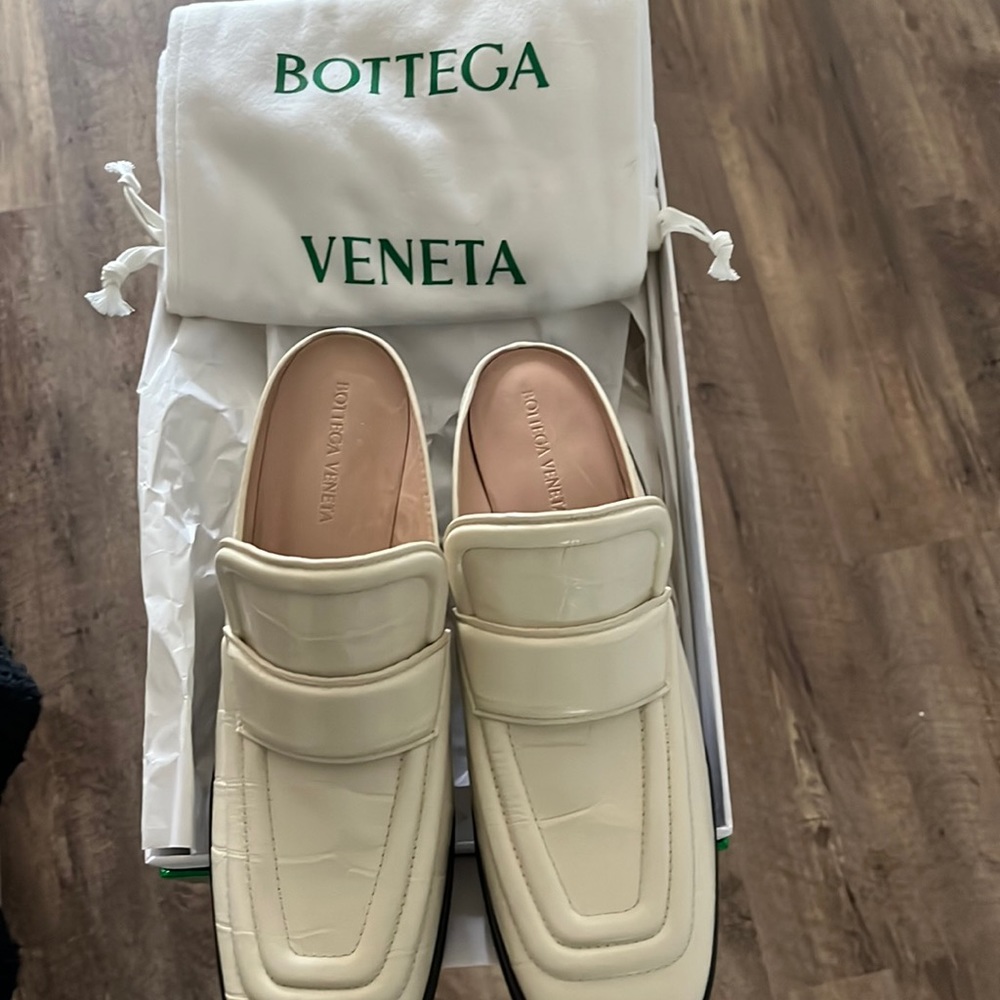 Bottega Veneta alligator print shoes/mules